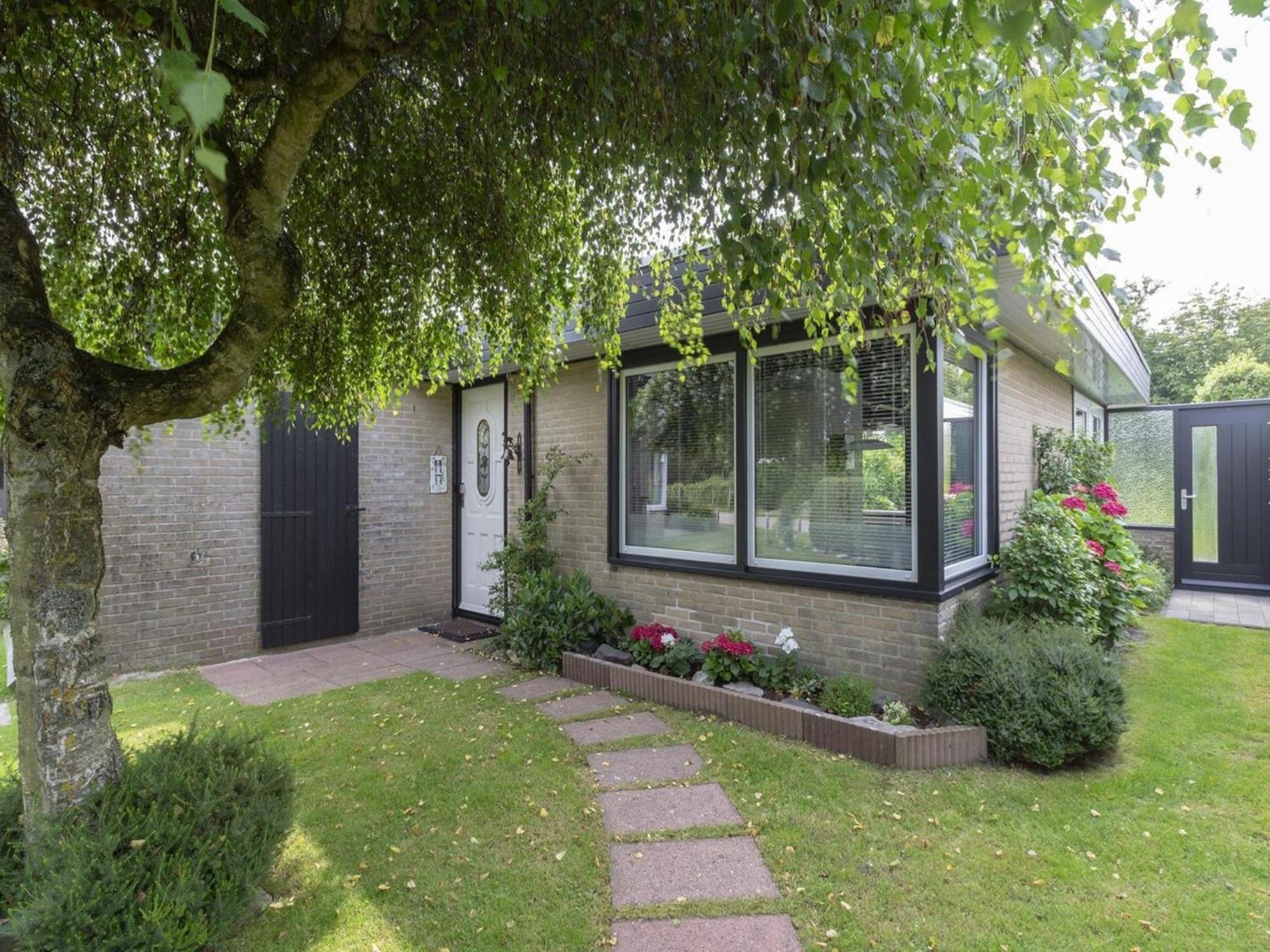 Attractive Bungalow With Modern Furnishings Sint Maartensvlotbrug Dış mekan fotoğraf